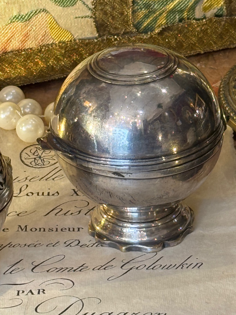 18th-century Silver-plated Metal Toilet Balls, Candleholder, And Bell.-photo-1