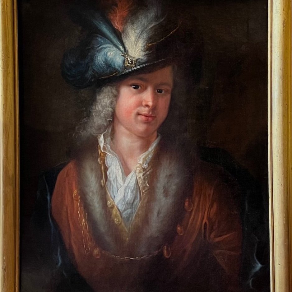 Portrait d’homme attribué à JF Courtin vers 1730, à la coiffe ornée de plumes. 