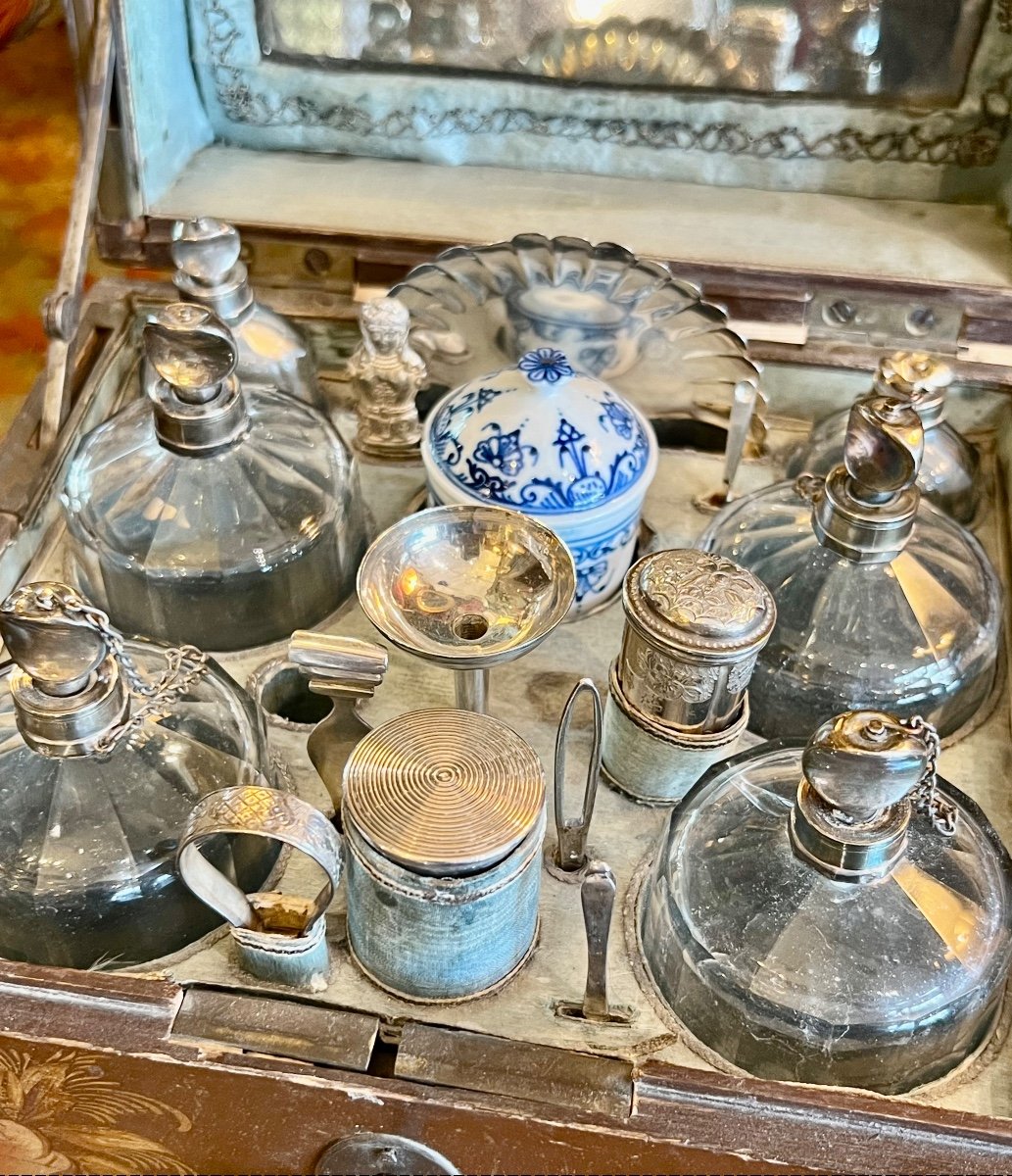 Important et rare coffret  à senteurs, 16 pièces, laqué décoré  sinisant, Louis XV, v. 1770-photo-3