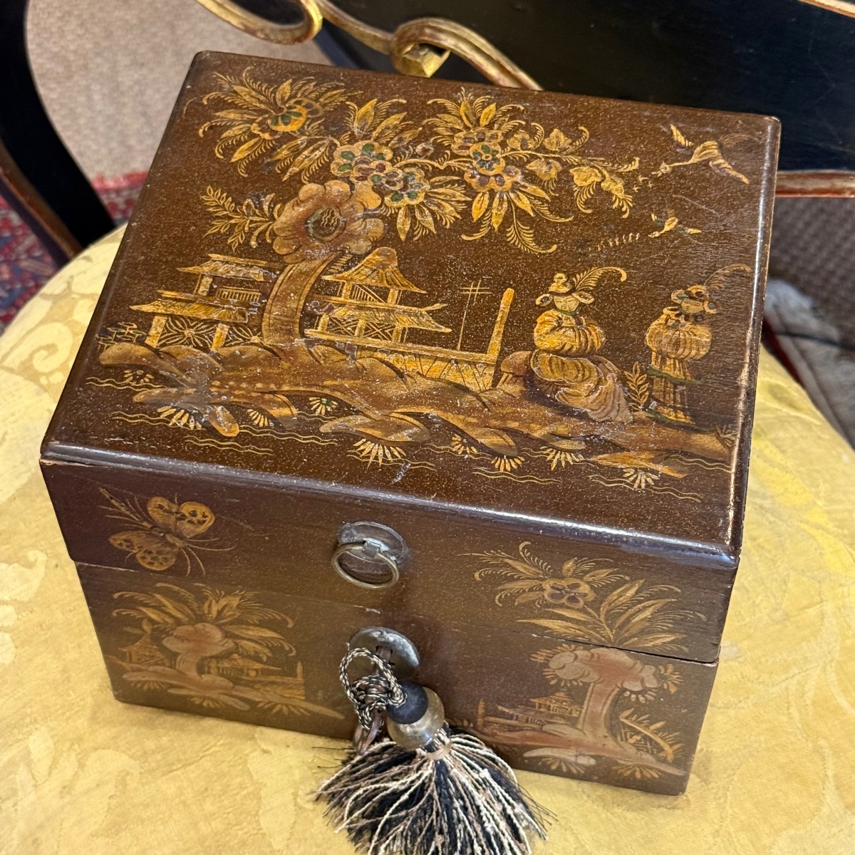 Rare Box With Scents, 16 Pieces Perfumes, Beauty, Lacquer Decorated Sinisant, Louis XV V.1770.-photo-2