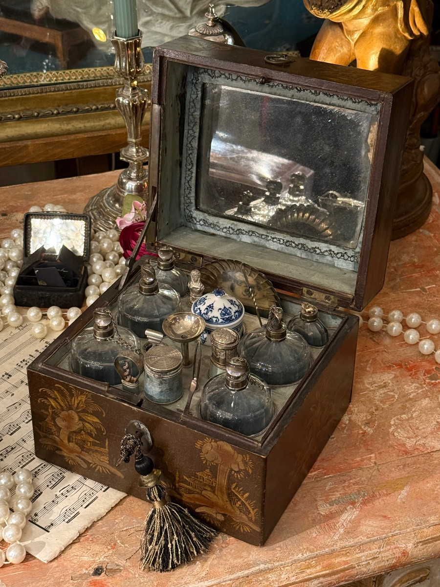 Rare Box With Scents, 16 Pieces Perfumes, Beauty, Lacquer Decorated Sinisant, Louis XV V.1770.