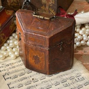 Coffret XVIIIè pour cuillères à Café/Moka, cuir, très bon état. Époque Louis XVI. 