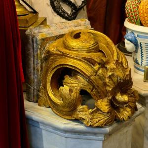 Console d’applique XVIIe sculptée de rinceaux d’acanthe corinthiens dorés.