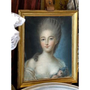 Pastel XVIIIe, Jeune femme aux roses de printemps époque transition.