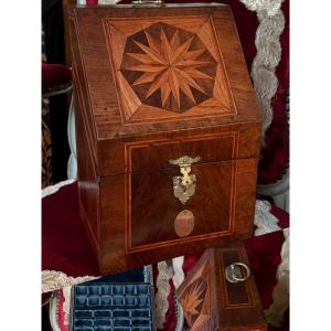 Coffret à couverts,  marqueté, XVIIIe, intérieur complet  de ses emplacements. 