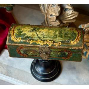 Coffret XVIIIe d’épingles de coiffure, vernis Martin, Louis XV.