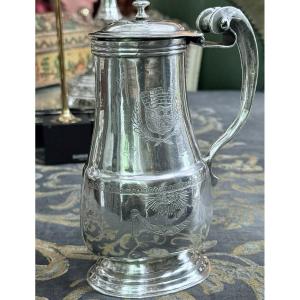 Pot à eau armorié, très riches motifs et décors, XVIIIe.