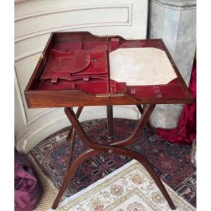 Bureau pliant militaire de campagne, acajou massif, cuir rouge, fin XIXe.