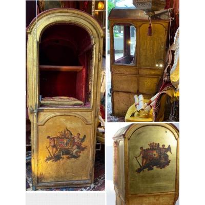 Sedan-chair.  The Golden Luxury Of An 18th Century Marquise Under Louis XV