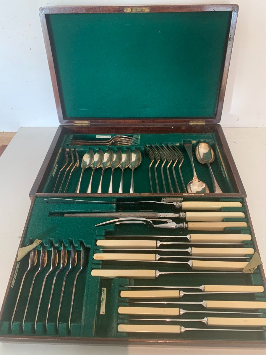 English Cutlery Set In Silver Metal In Its XX Century Case