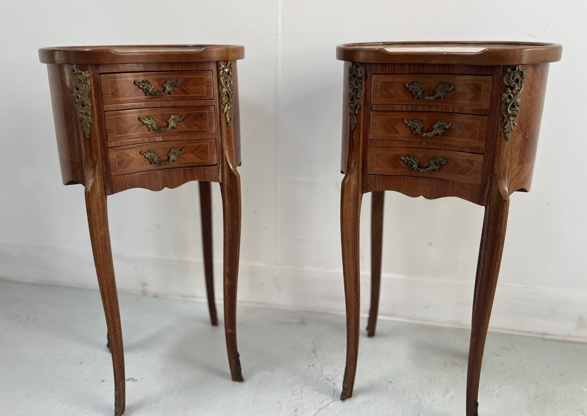 Paire de chevets rognons de style Louis XV en bois de rose XX siècle