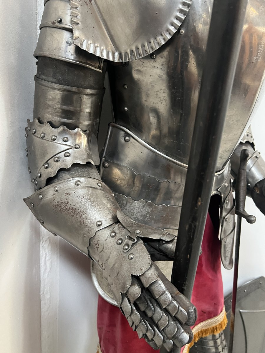 Armure de chevalier sur socle en fer martelé XX siècle-photo-1