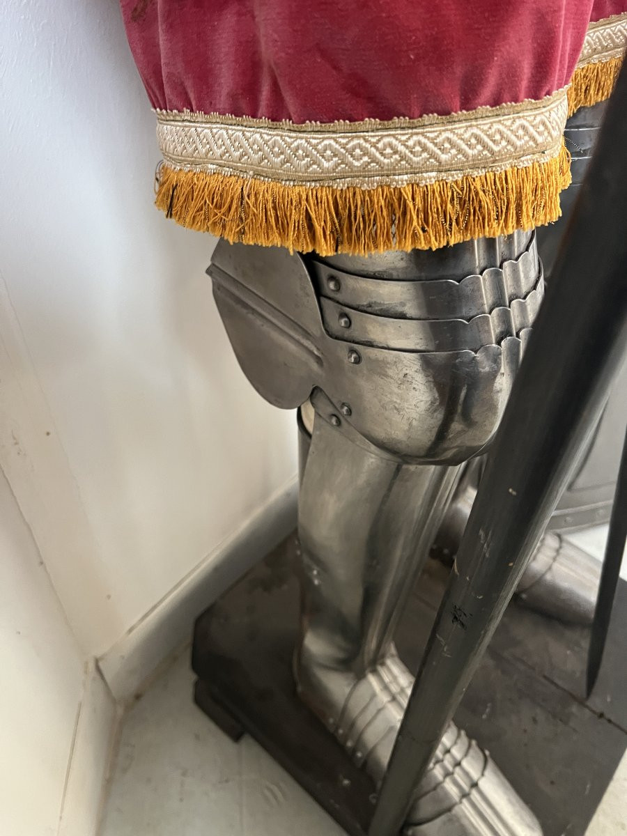 Armure de chevalier sur socle en fer martelé XX siècle-photo-2