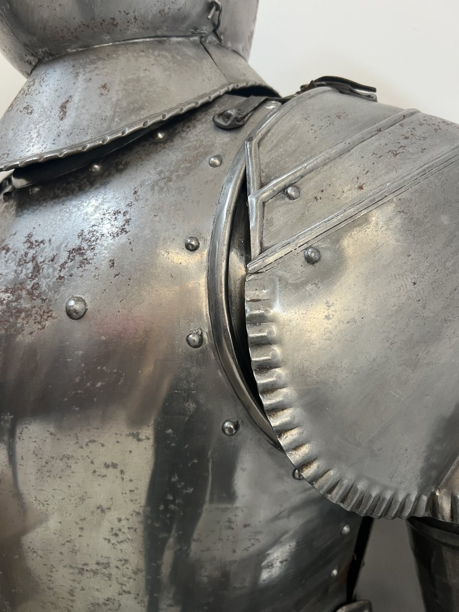 Armure de chevalier sur socle en fer martelé XX siècle-photo-6