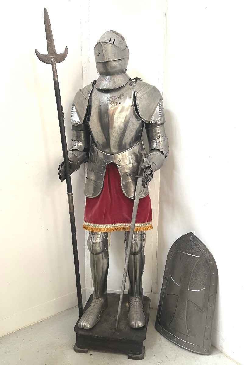 Armure de chevalier sur socle en fer martelé XX siècle