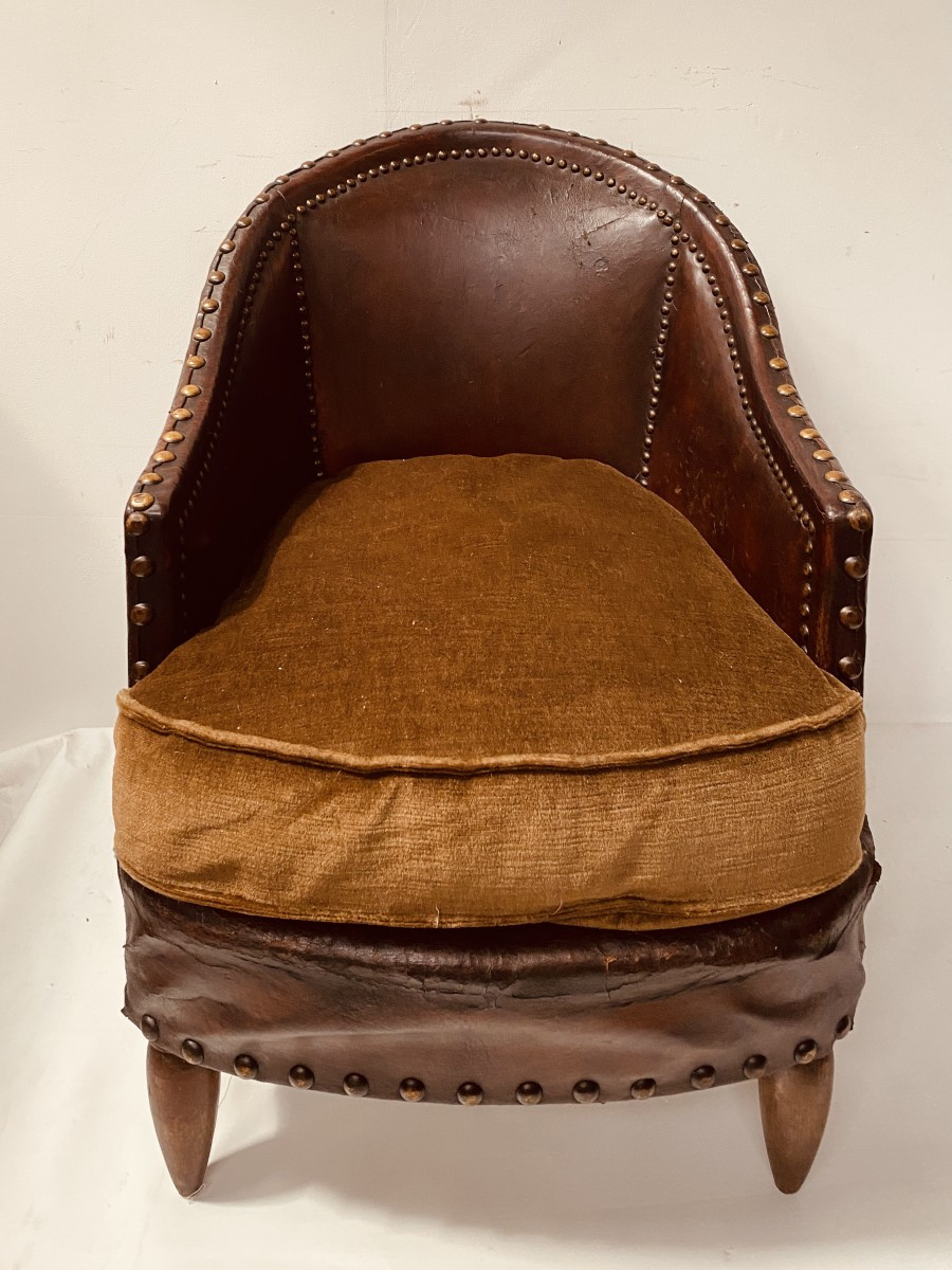 Fauteuil Club Art Déco en cuir clouté XX siècle