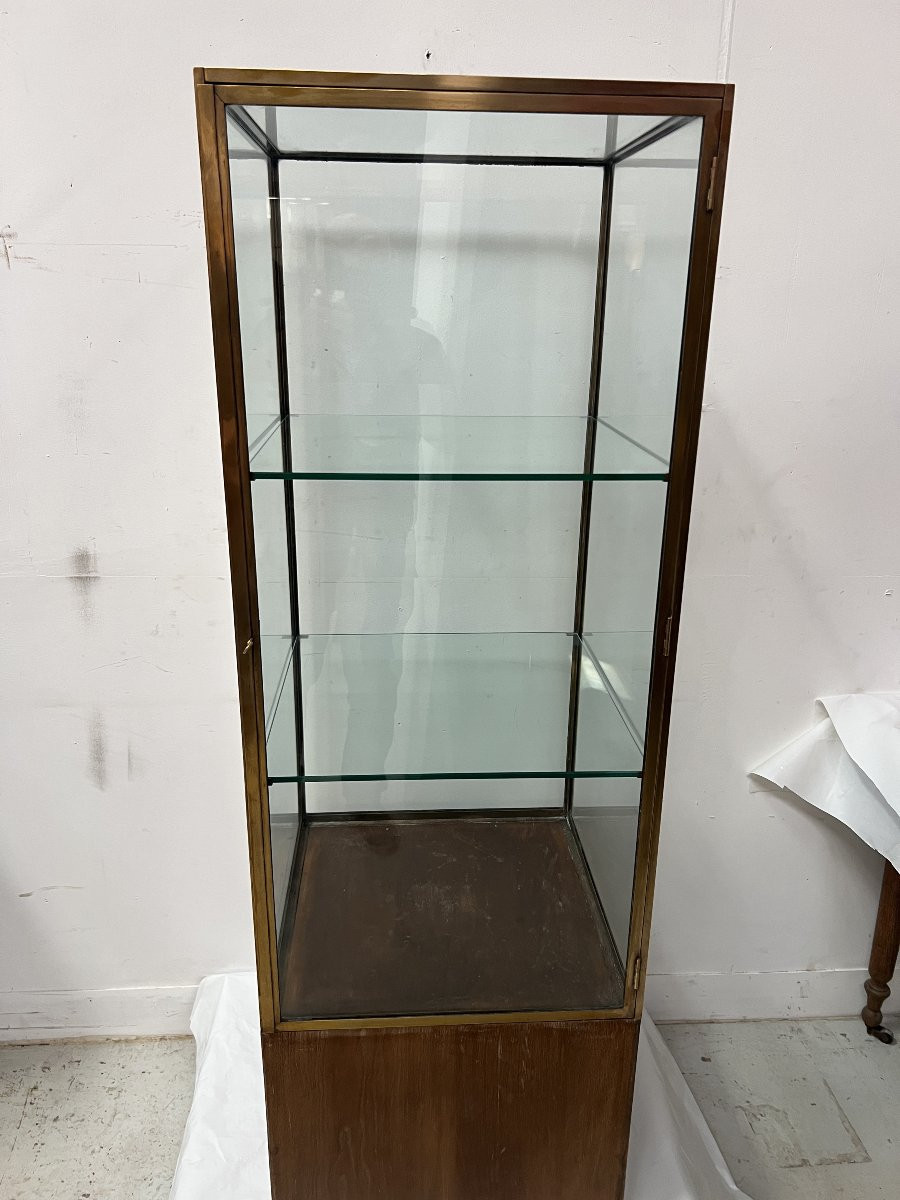 Vitrine de magasin en laiton posé sur un caisson en chêne XX siècle -photo-2