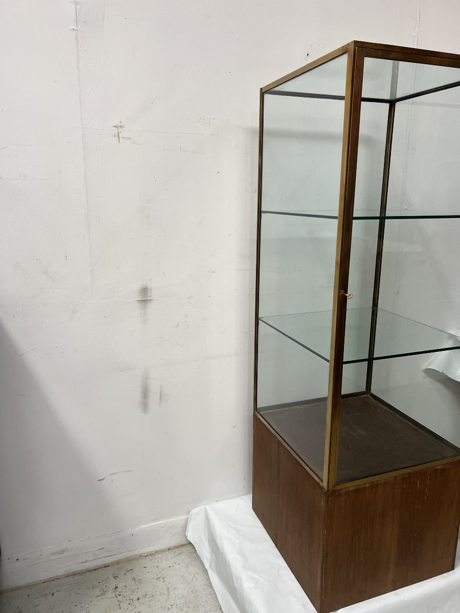 Vitrine de magasin en laiton posé sur un caisson en chêne XX siècle -photo-3
