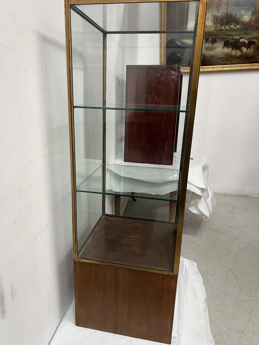 Vitrine de magasin en laiton posé sur un caisson en chêne XX siècle -photo-1