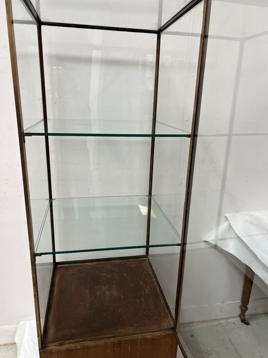 Vitrine de magasin en laiton posé sur un caisson en chêne XX siècle -photo-2