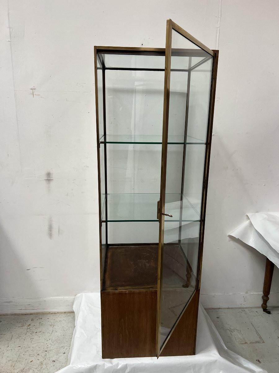 Vitrine de magasin en laiton posé sur un caisson en chêne XX siècle -photo-3