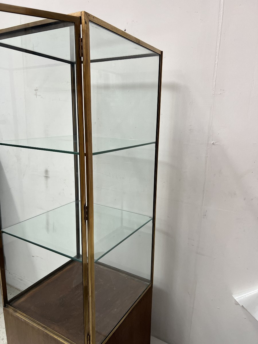 Vitrine de magasin en laiton posé sur un caisson en chêne XX siècle -photo-4