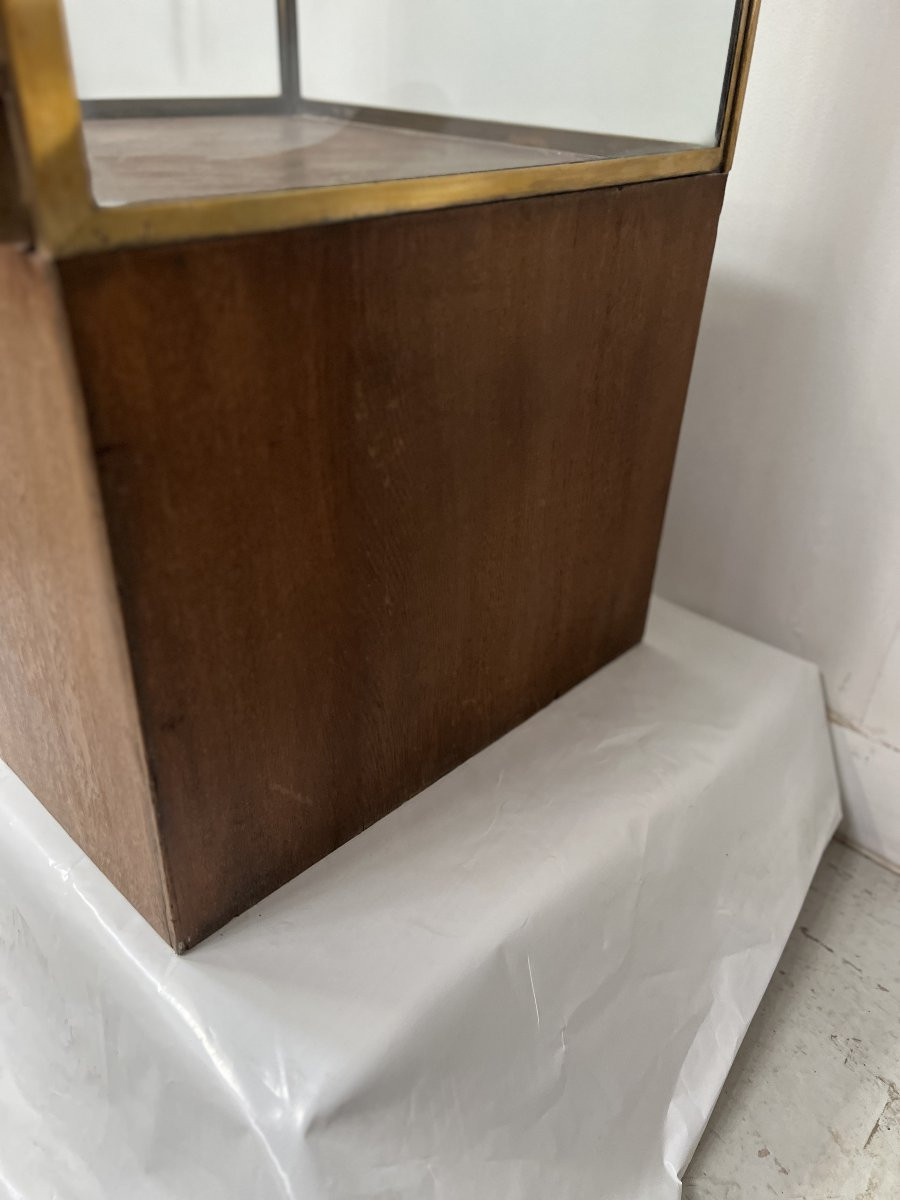 Vitrine de magasin en laiton posé sur un caisson en chêne XX siècle -photo-5