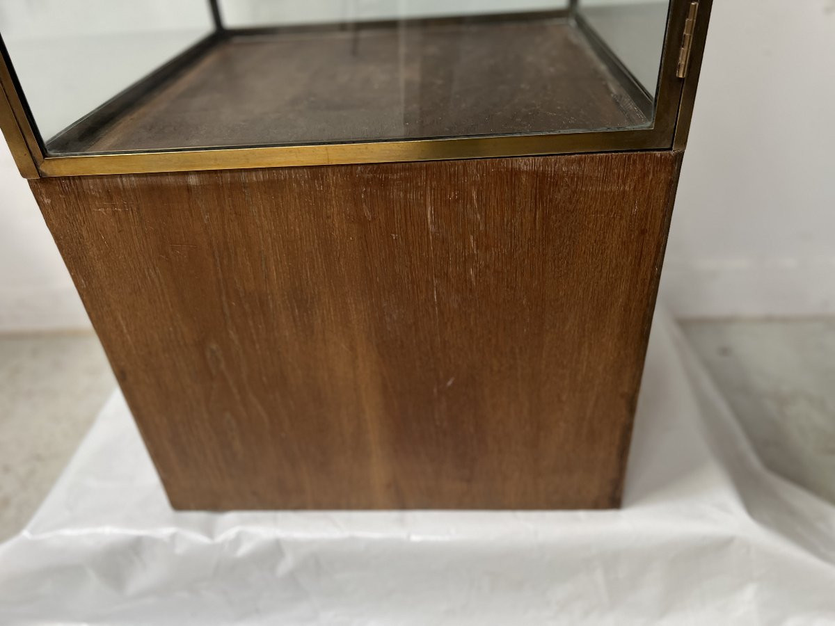 Vitrine de magasin en laiton posé sur un caisson en chêne XX siècle -photo-6