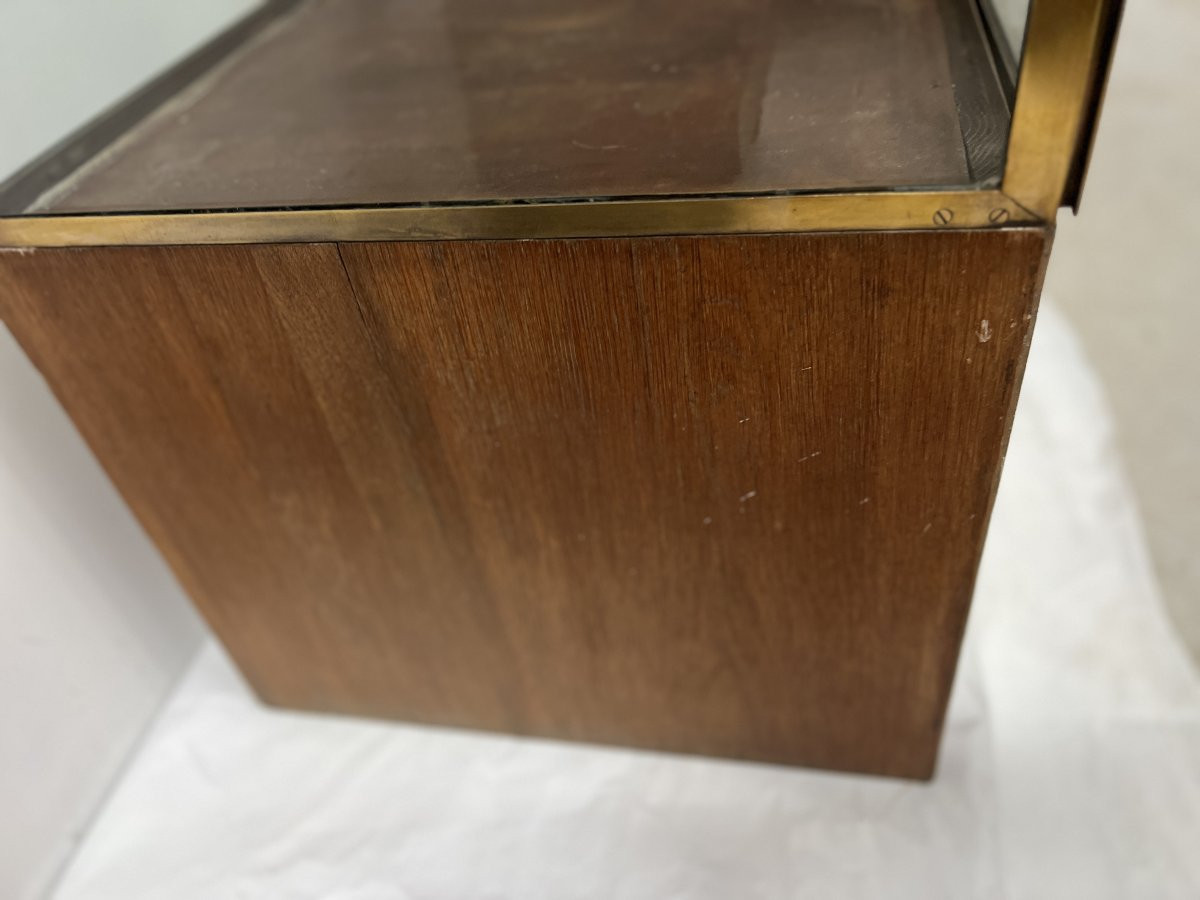Vitrine de magasin en laiton posé sur un caisson en chêne XX siècle -photo-7