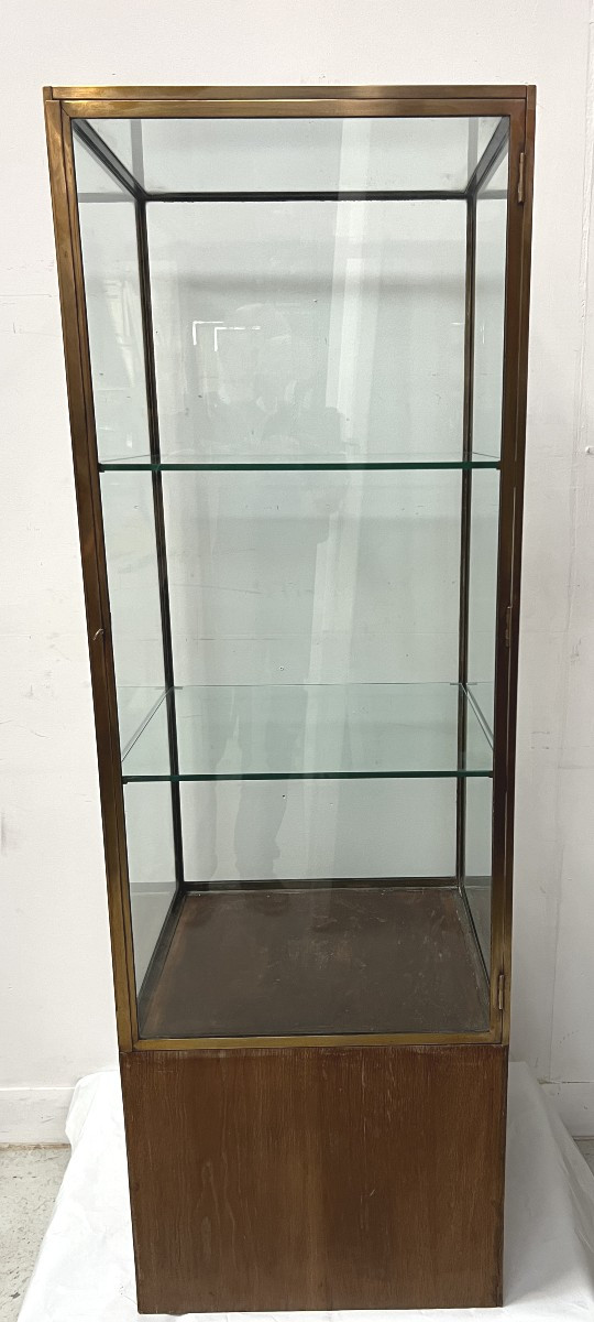 Vitrine de magasin en laiton posé sur un caisson en chêne XX siècle 
