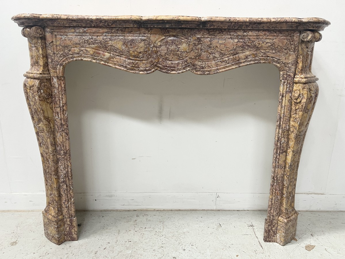 Cheminée de style Louis XV Model Pompadour Marbre brèche mouchetée XIX siècle