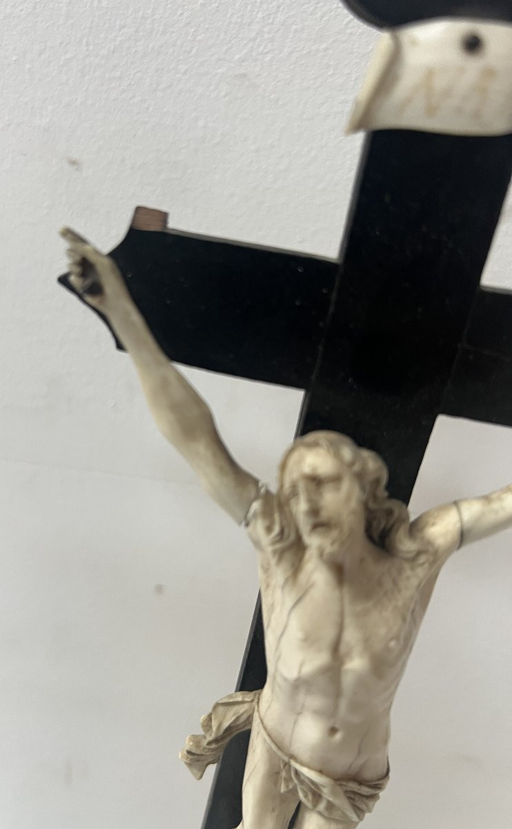 Crucifix en bois noir Objet de dévotion . XIX siècle.-photo-2