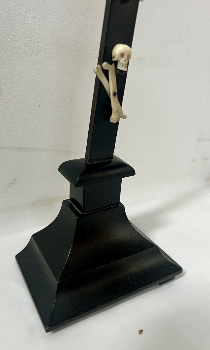 Crucifix en bois noir Objet de dévotion . XIX siècle.-photo-4