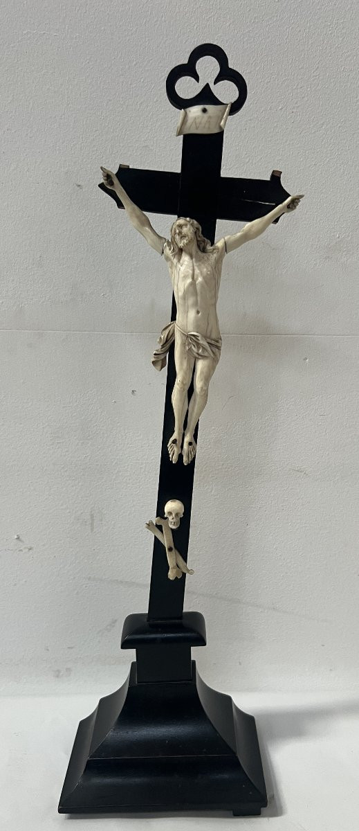 Crucifix en bois noir Objet de dévotion . XIX siècle.-photo-1