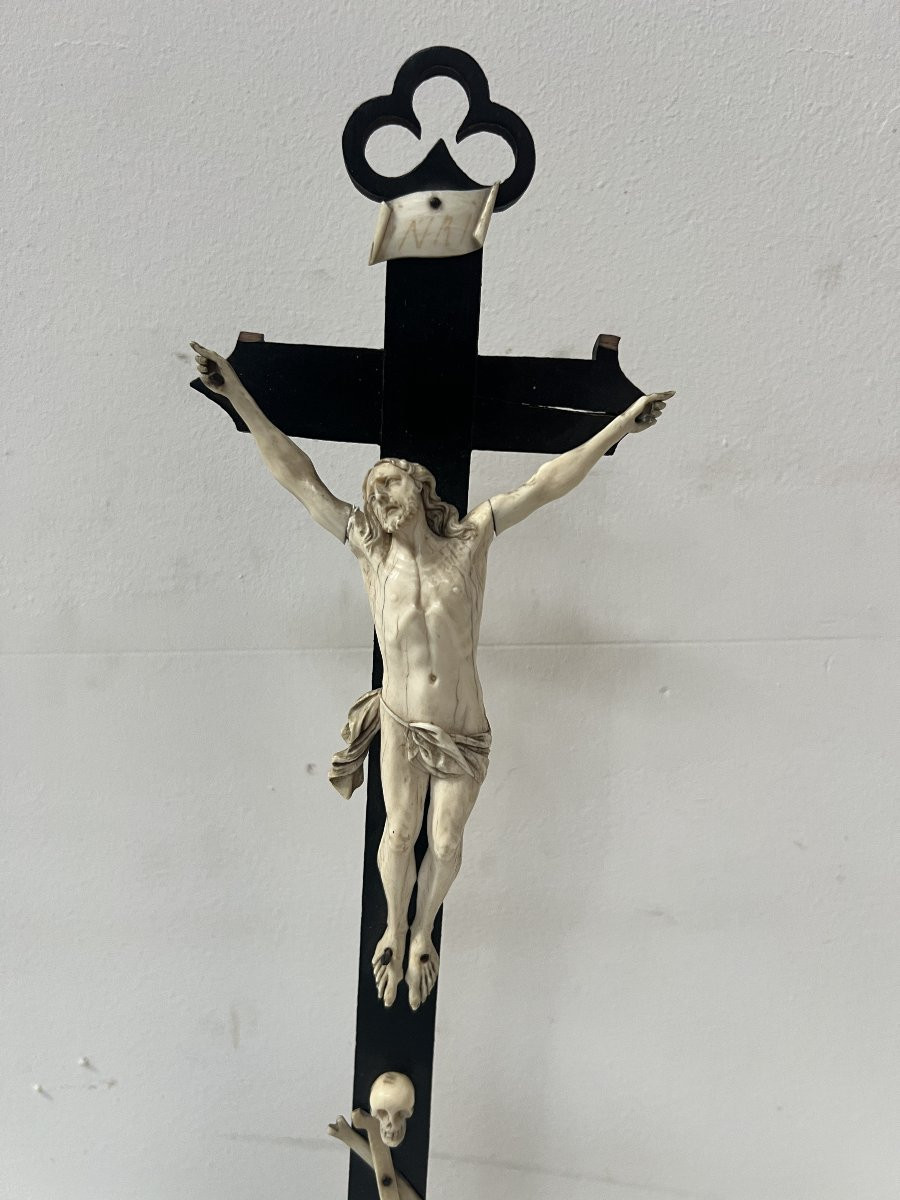 Crucifix en bois noir Objet de dévotion . XIX siècle.-photo-2