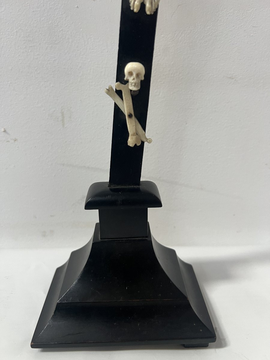 Crucifix en bois noir Objet de dévotion . XIX siècle.-photo-3