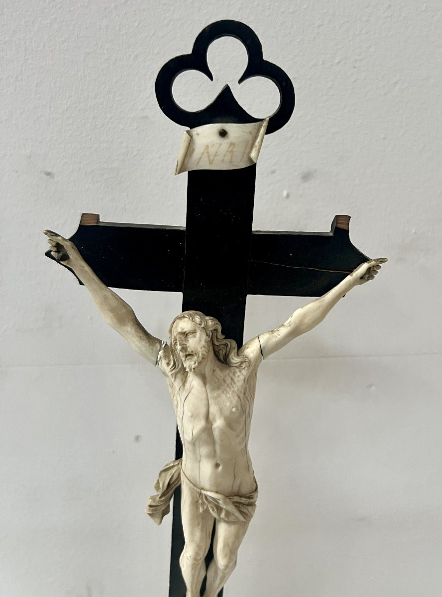 Crucifix en bois noir Objet de dévotion . XIX siècle.-photo-4