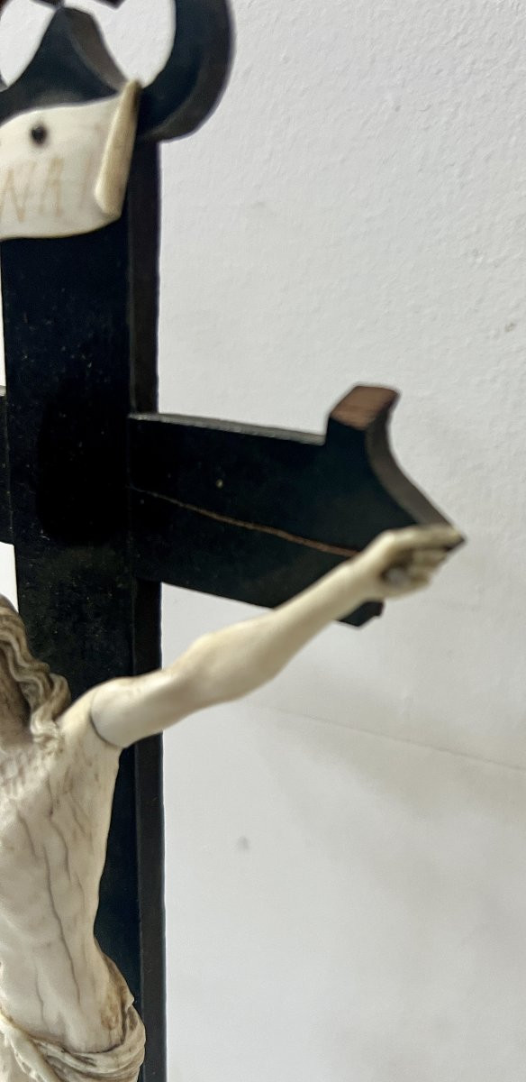 Crucifix en bois noir Objet de dévotion . XIX siècle.-photo-5