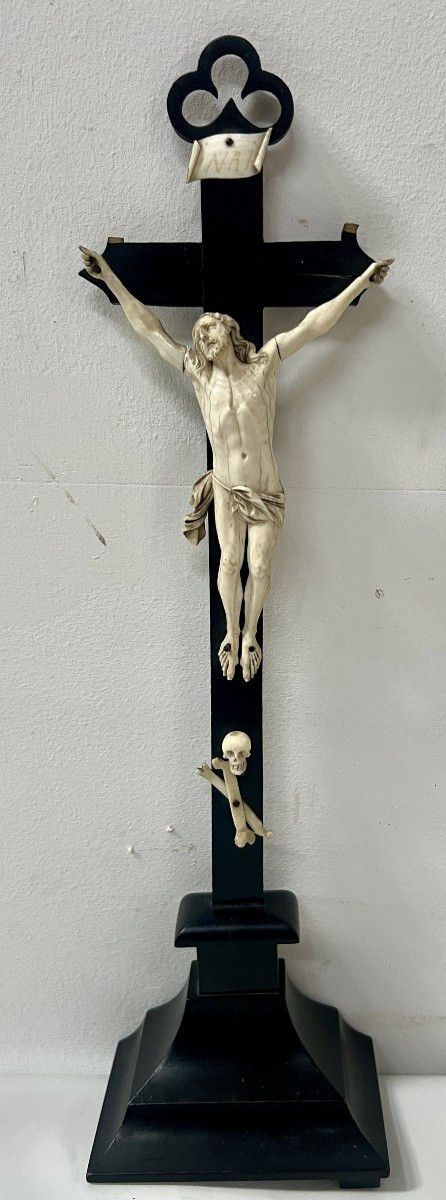 Crucifix en bois noir Objet de dévotion . XIX siècle.