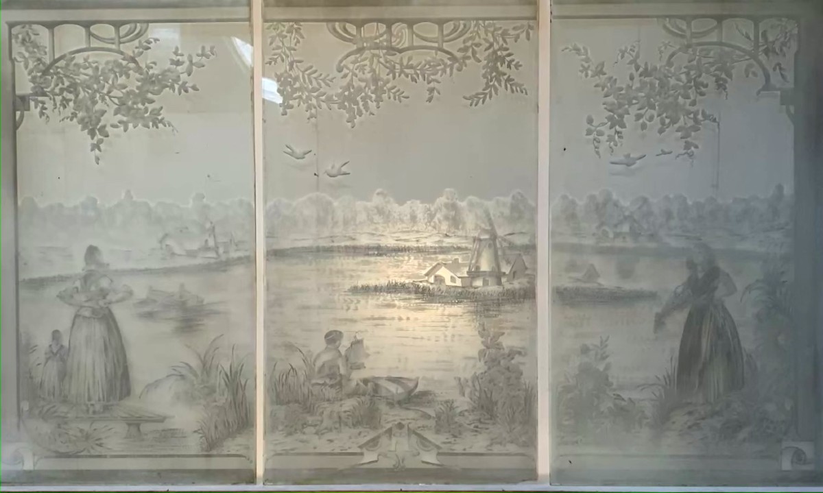 Suite de trois panneaux en verre gravé XX siècle