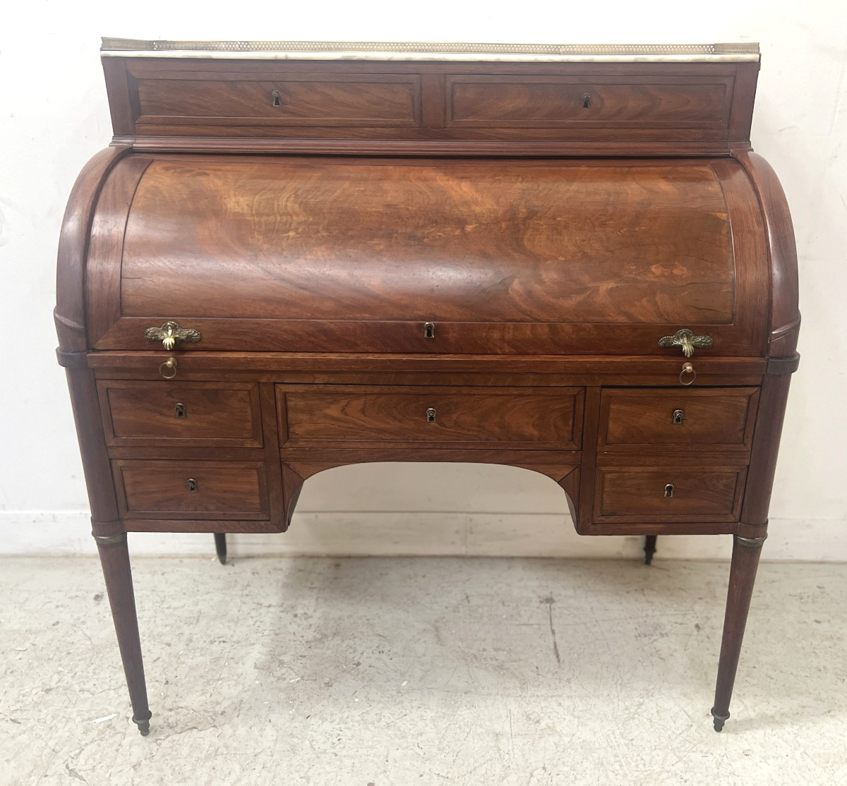 Bureau a cylindre de style Louis XVI en acajou XIX siècle