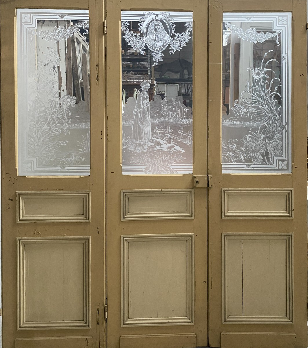 Suite de trois portes de séparation Art nouveau en bois et verre gravé XX siècle