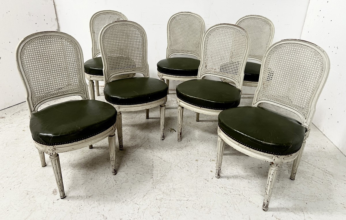 Suite de sept chaises de style Louis XVI en hêtre patiné XX siècle