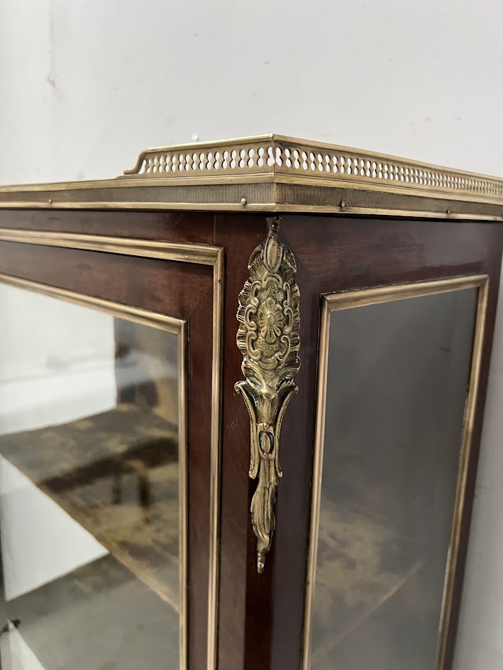 Vitrine de style Louis XV en acajou et bronze XIX siècle-photo-4