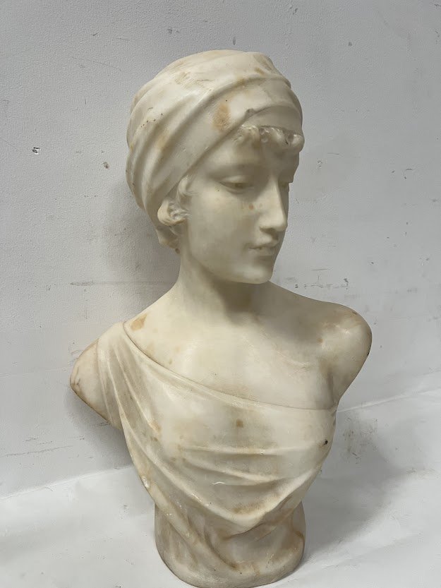 Groupe en marbre sculpté d'un buste de jeune femme XX siècle-photo-1
