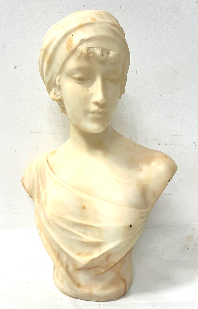 Groupe en marbre sculpté d'un buste de jeune femme XX siècle