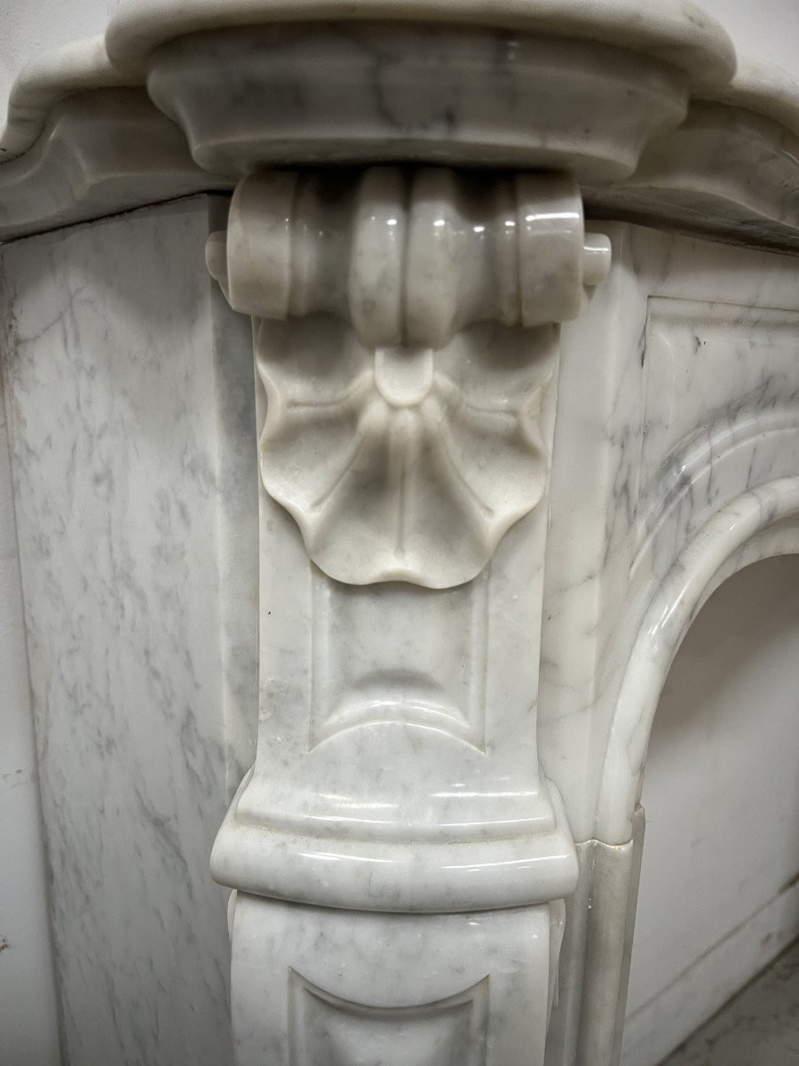 Cheminée de style Louis XV en marbre blanc veiné XX siècle-photo-3