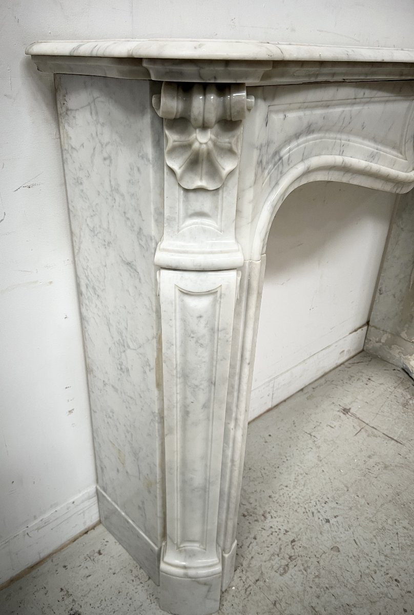 Cheminée de style Louis XV en marbre blanc veiné XX siècle-photo-4