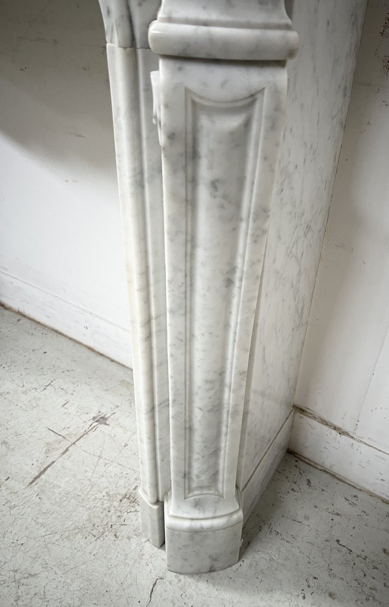 Cheminée de style Louis XV en marbre blanc veiné XX siècle-photo-2
