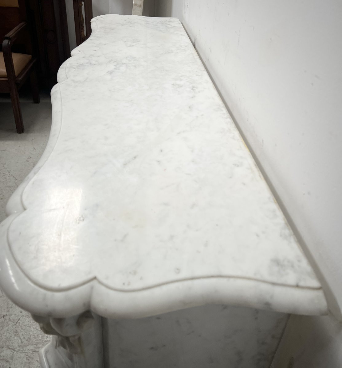 Cheminée de style Louis XV en marbre blanc veiné XX siècle-photo-4